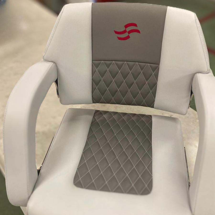 Cucitura logo su poggiaschiena poltrona besenzoni