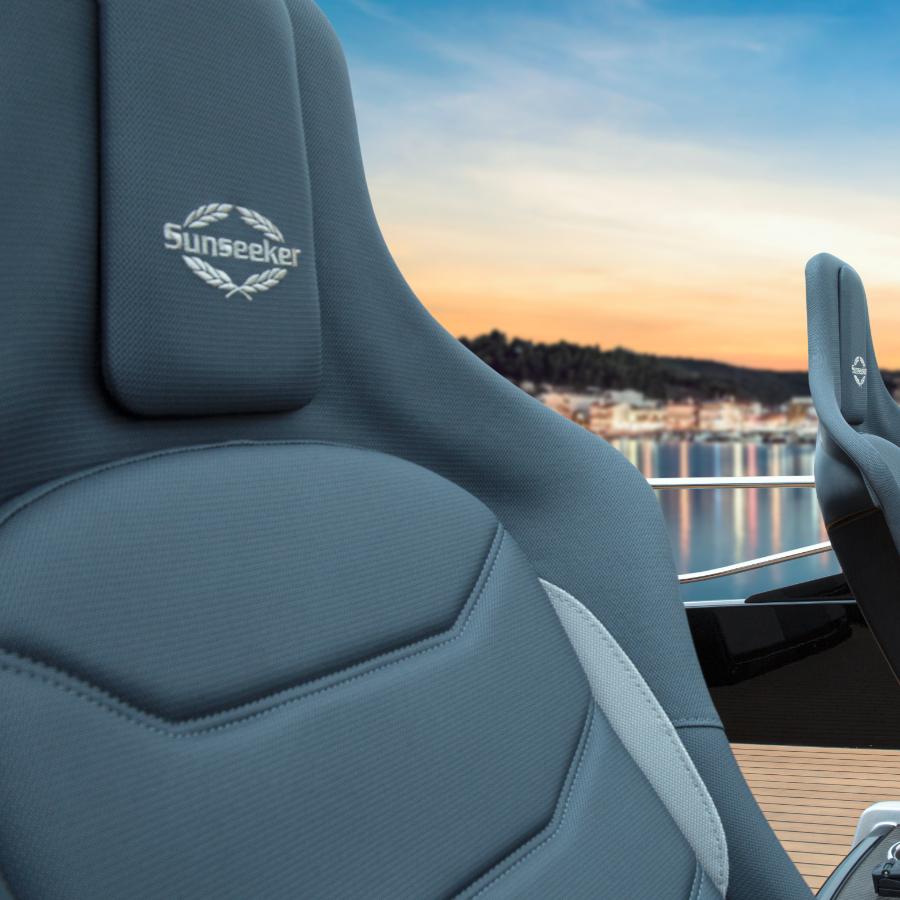 Cucitura logo su poltrona pilota