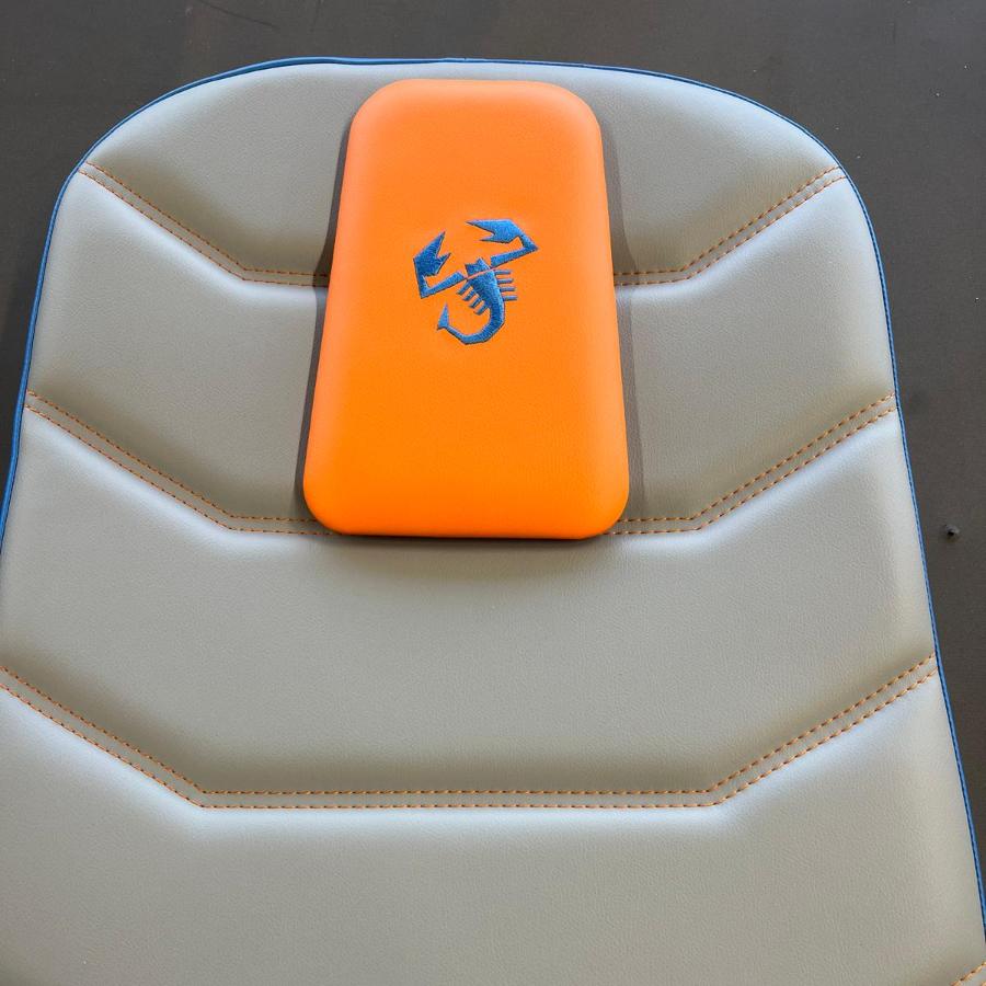 Cucitura logo in azzurro su fondo arancione