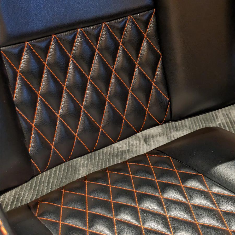 cucitura rombi piccoli arancione su fondo nero