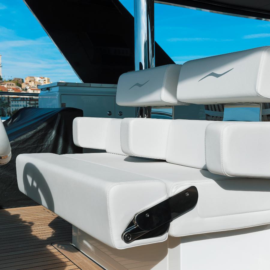 logo cucito su poggiatesta