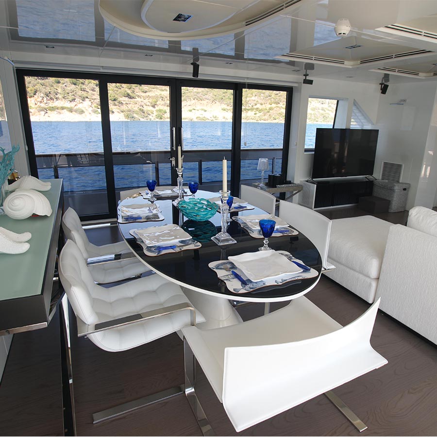 Vista della porta finestra dall'interno di un'imbarcazione