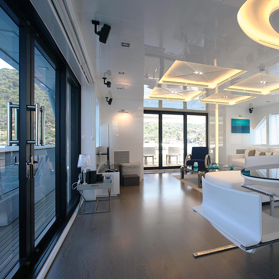 Interno di uno yacht con porte-finestre