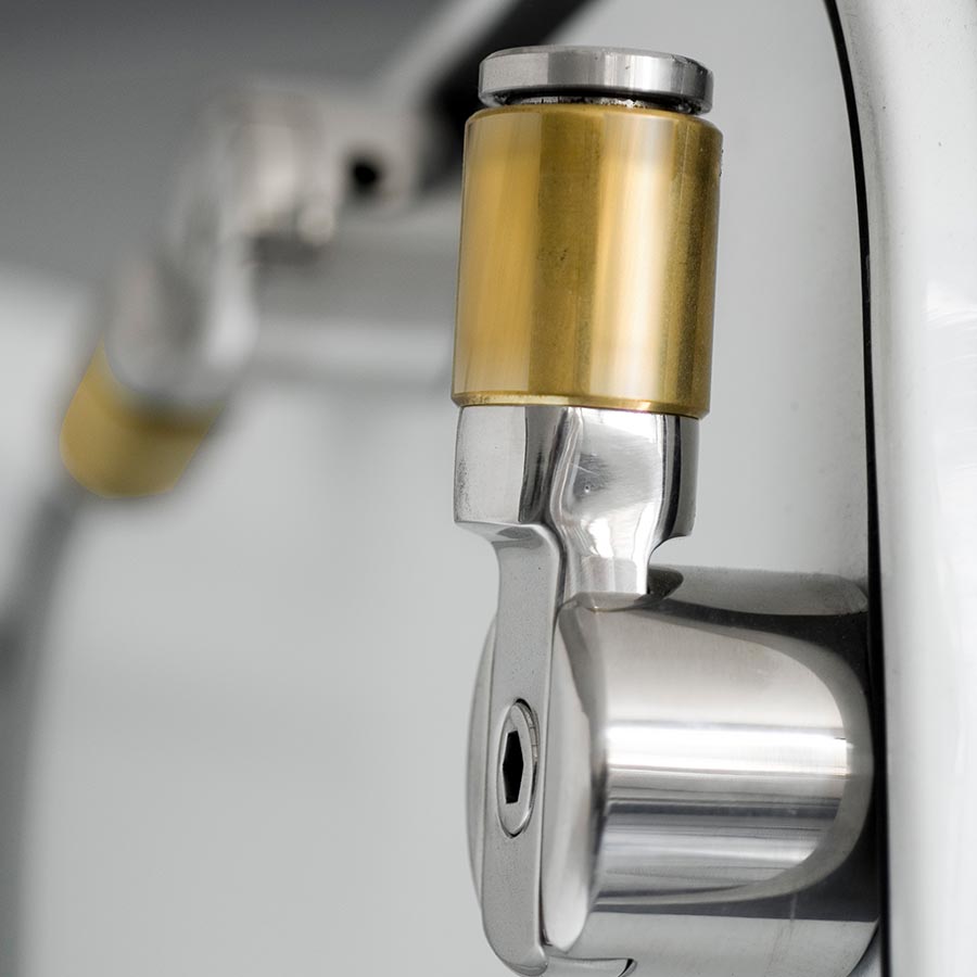 Dettaglio dell'impugnatura della porta a tenuta stagna