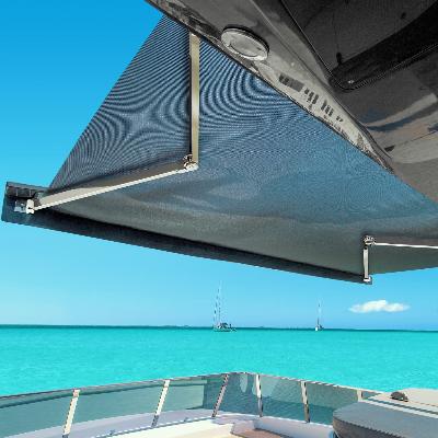 tendalino di poppa con bracci pieghevoli installato su yacht 