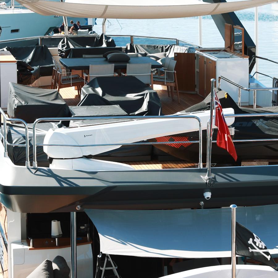 gru per il sollevamento di jet sky e tender sullo yacht