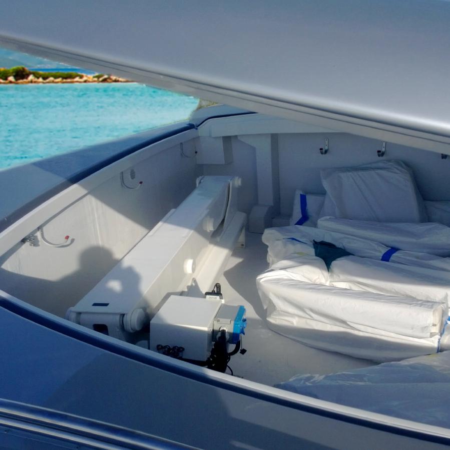 gru G 444 chiusa in vano garage sullo yacht 