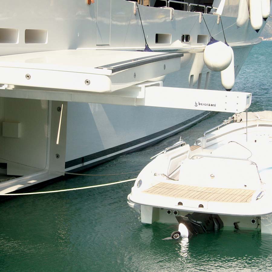 Gru/carroponte con fissaggio a soffitto con dinghy agganciato