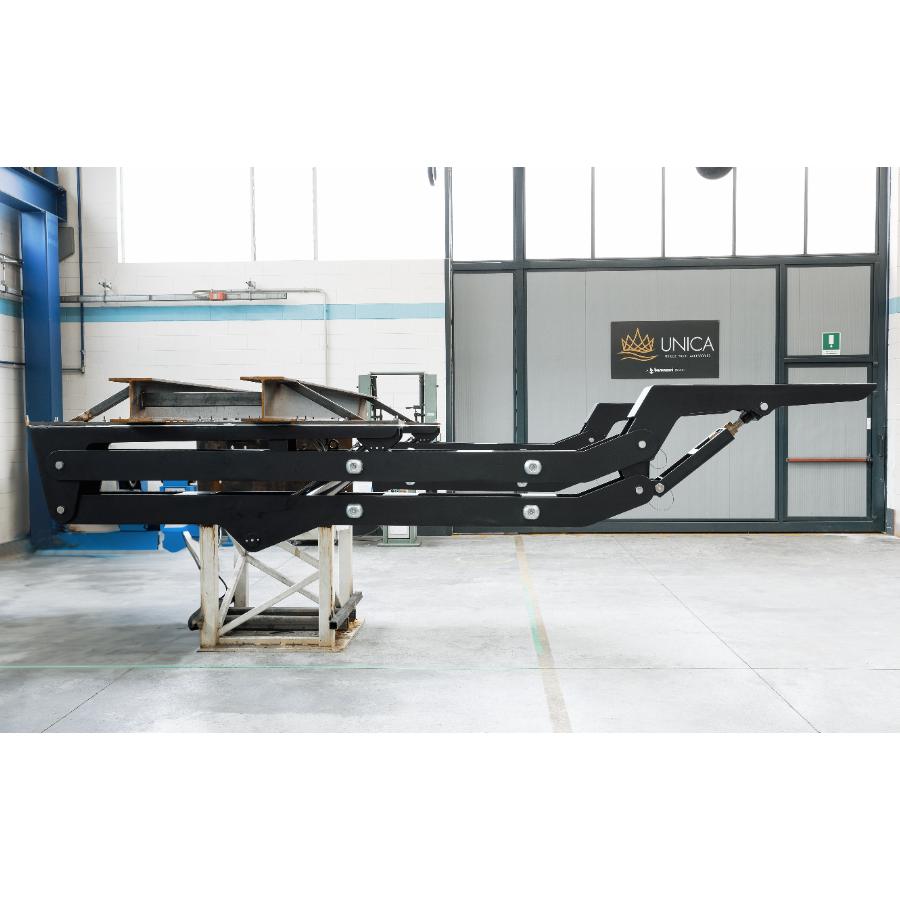 Plancetta TLC per catamarano - vista laterale della struttura verniciata nera