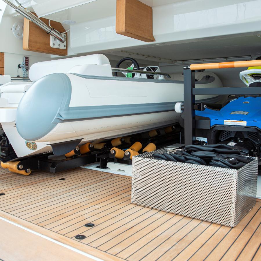 Tender slider 200-400 mentre movimenta un tender nel vano garage di un'imbarcazione da diporto