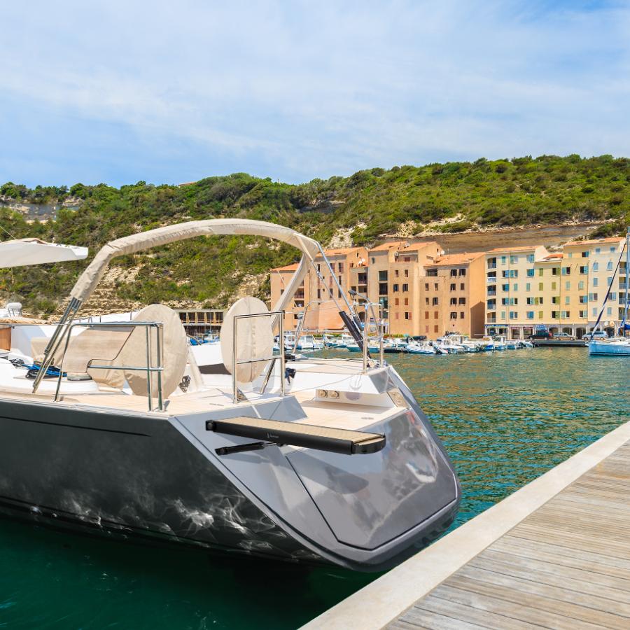 Pedana esterna automatica multifunzione per barche a vela o motore in apertura