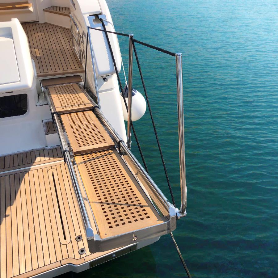 besenzoni Passerella telescopica rientrante a tre stadi con funzioni automatiche PI395 installata a bordo di yacht vista frontale