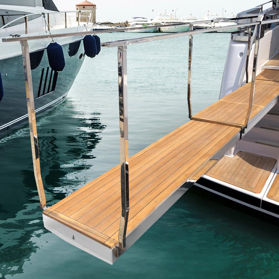 besenzoni Passerella telescopica rientrante a due stadi con funzioni automatiche PI694 Ampia pedana di camminamento in teak con inserti antiscivolo aperta installata a poppa dello yacht con candelieri rigidi