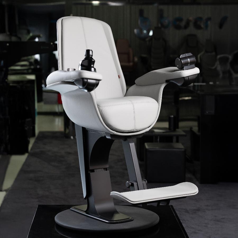 poltrona da yacht per la cabina di pilotaggio con comandi sui braccioli