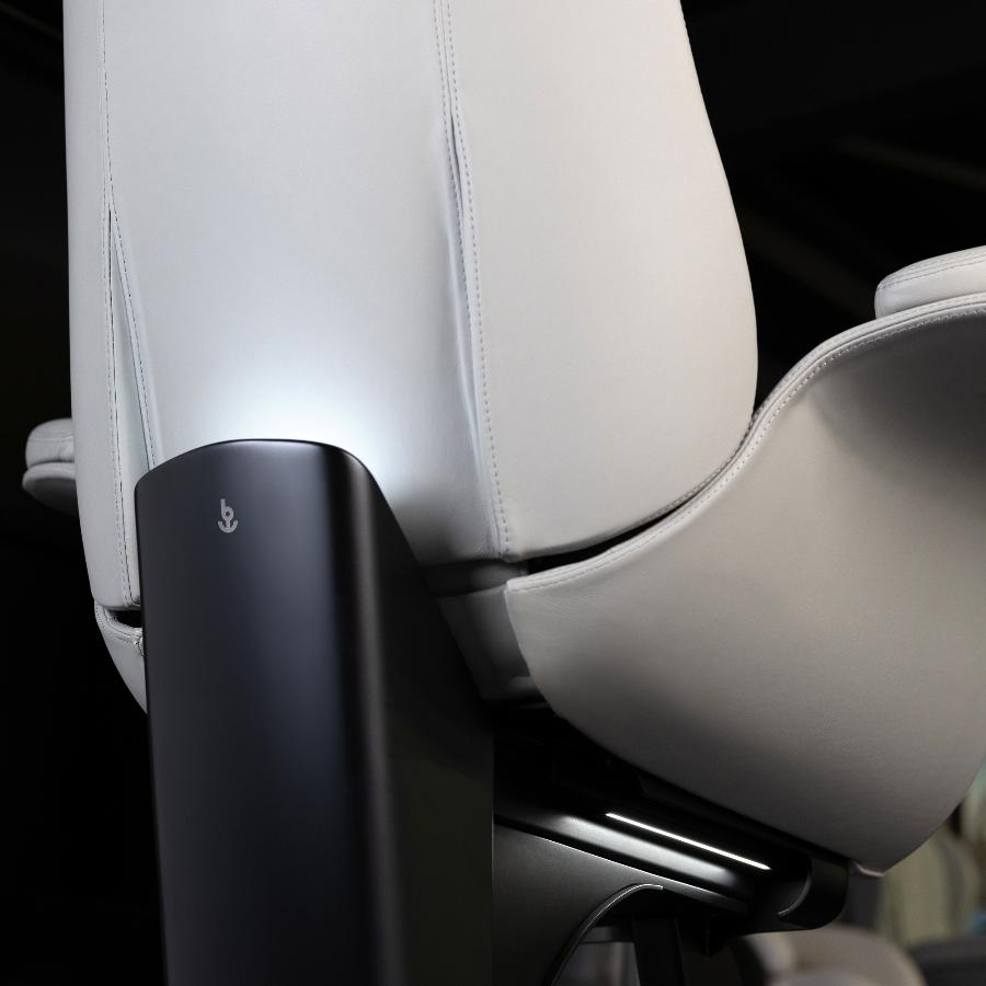 retro della poltrona Besenzoni con luci led 