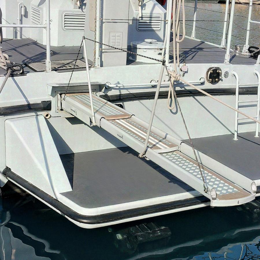 passerella idraulica rientrante a tre stadi acciaio verniciato installata a poppa