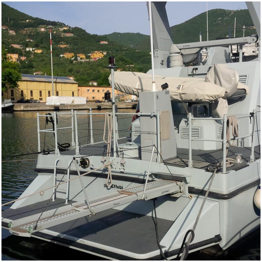 passerella idraulica rientrante a tre stadi acciaio verniciato grigio