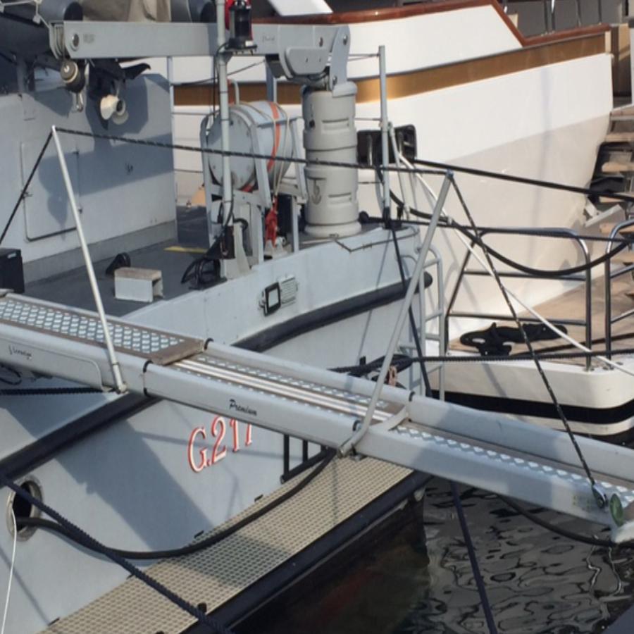 passerella idraulica rientrante a tre stadi acciaio verniciato vista laterale