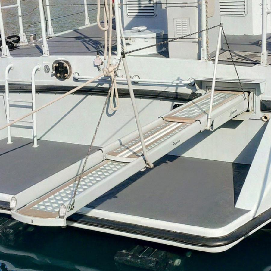 passerella idraulica rientrante a tre stadi acciaio verniciato