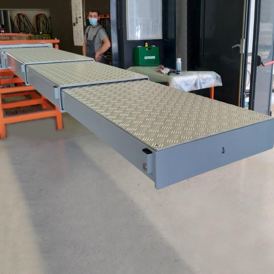 passerella idraulica rientrante telescopica a tre stadi acciaio verniciato pedana alluminio in produzione