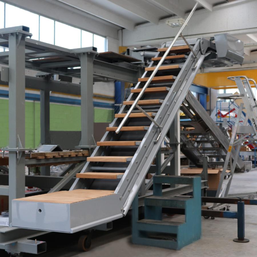 Besenzoni Scala SI 411 - workboats da imbarco automatica, girevole, a scomparsa nella murata dello yacht per barche da lavoro o difesa 