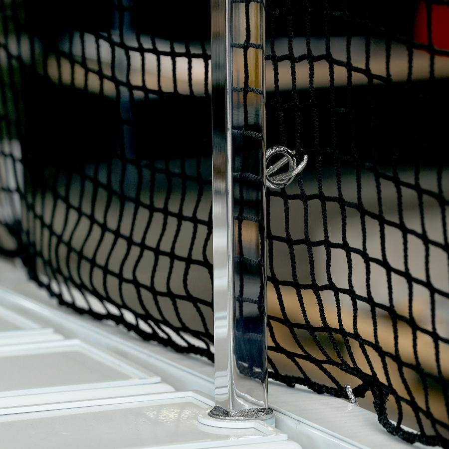 dettaglio della scala da imbarco per nave con rete laterale di sicurezza