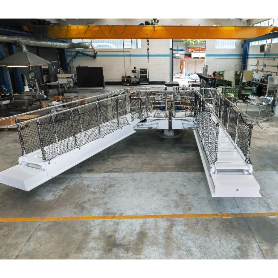 coppia di scale da imbraco per barca militare in fase di completamento